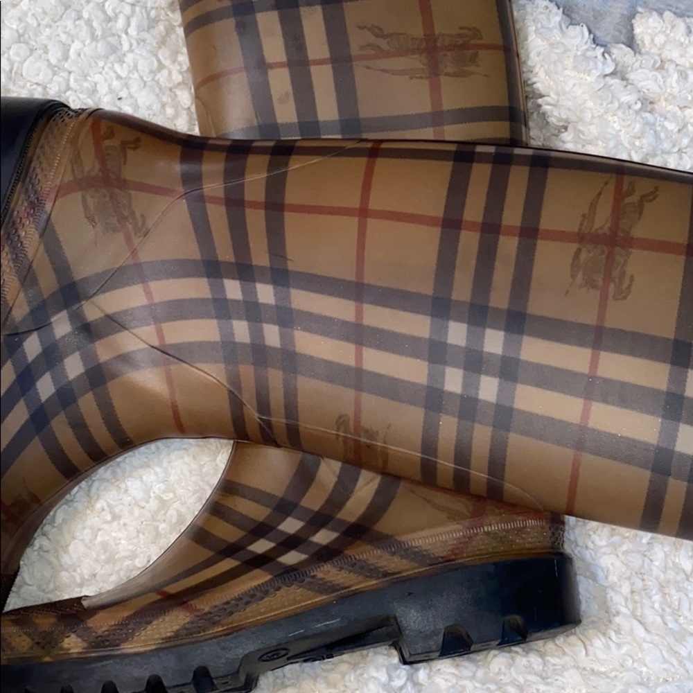 Burberry rain boots (AUTHENTIC)
